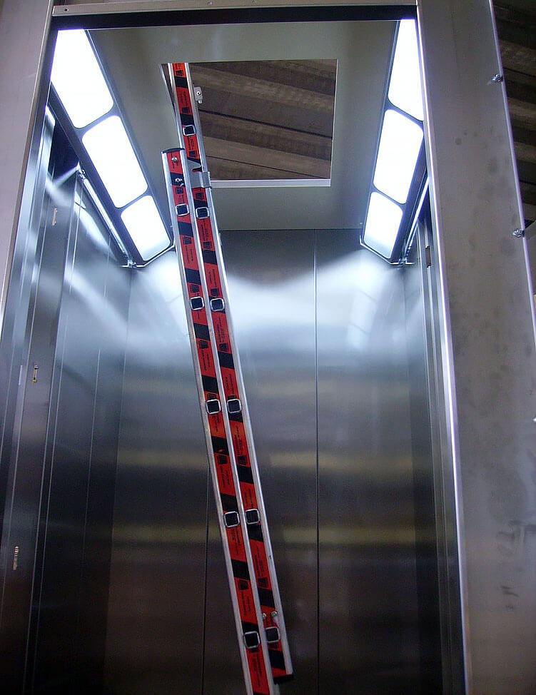 Рис. 2. Люк в кабине лифта для пожарных.jpg